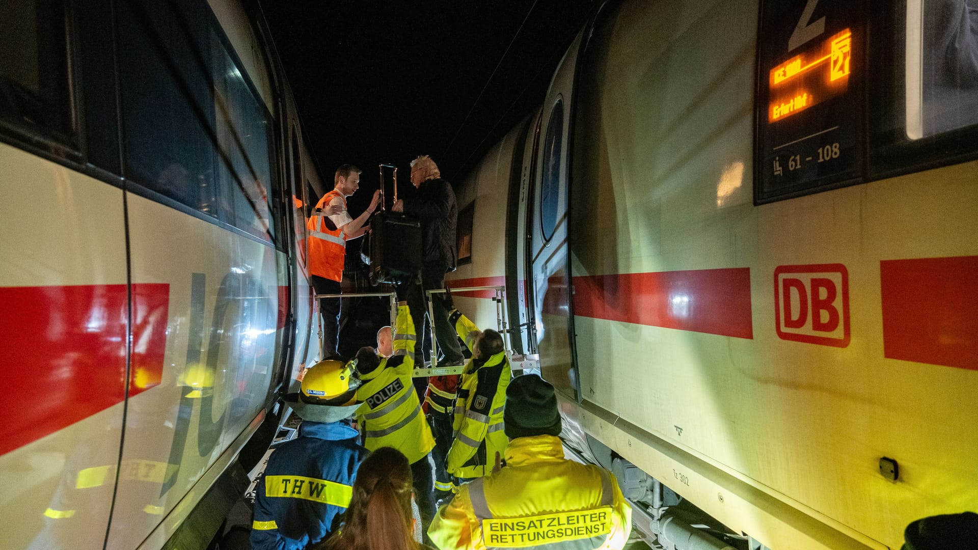 Fahrgäste werden aus einem ICE evakuiert: Insgesamt waren 229 Menschen in dem Zug von Nürnberg nach Berlin.