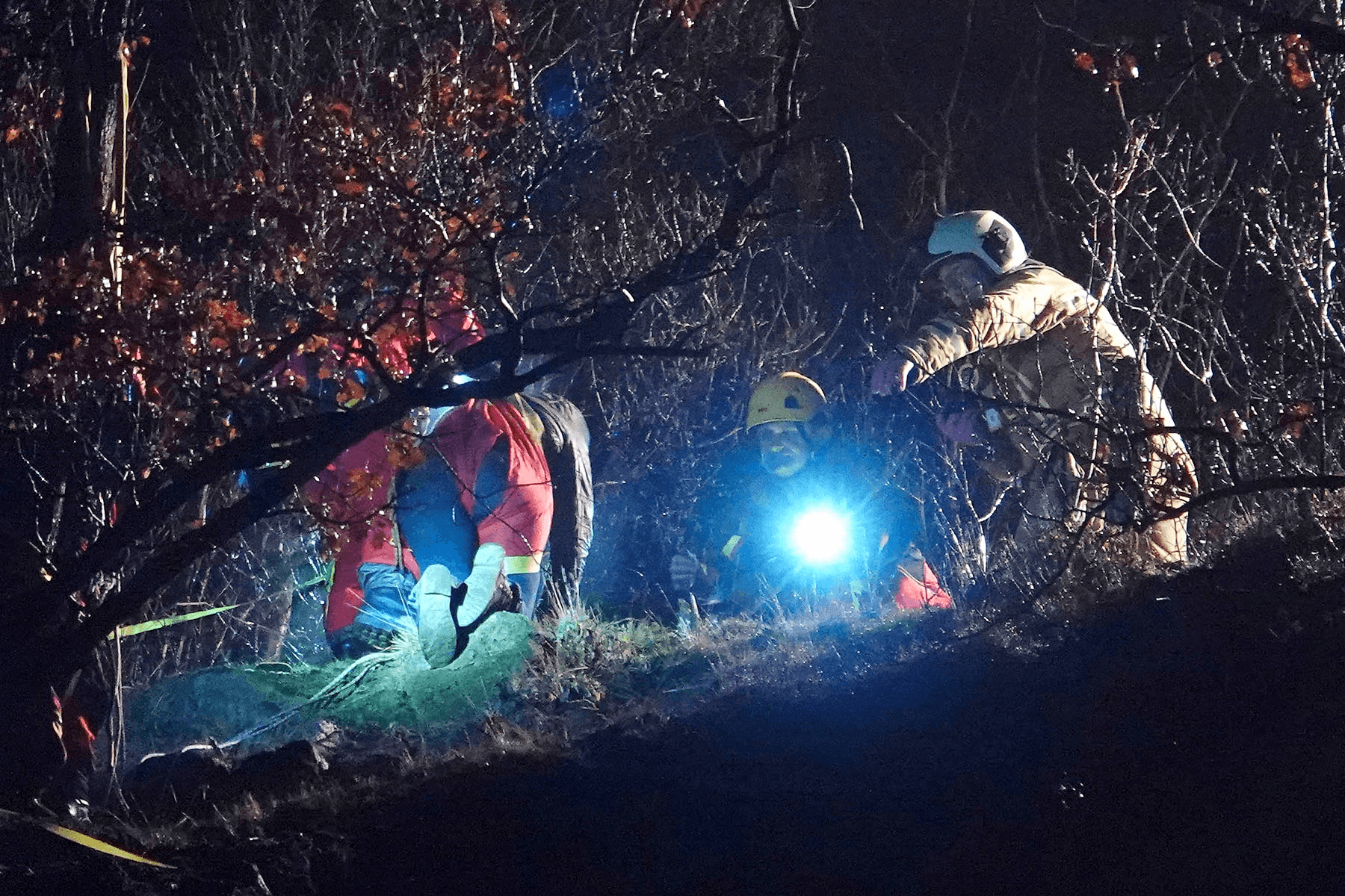 Die Höhenretter aus Dresden retteten die Frau mit einer Korbtrage aus ihrer misslichen Lage: Nach der Rettung wurde die Wanderin ins Krankenhaus gebracht.