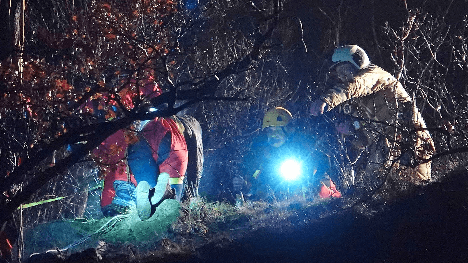 Die Höhenretter aus Dresden retteten die Frau mit einer Korbtrage aus ihrer misslichen Lage: Nach der Rettung wurde die Wanderin ins Krankenhaus gebracht.