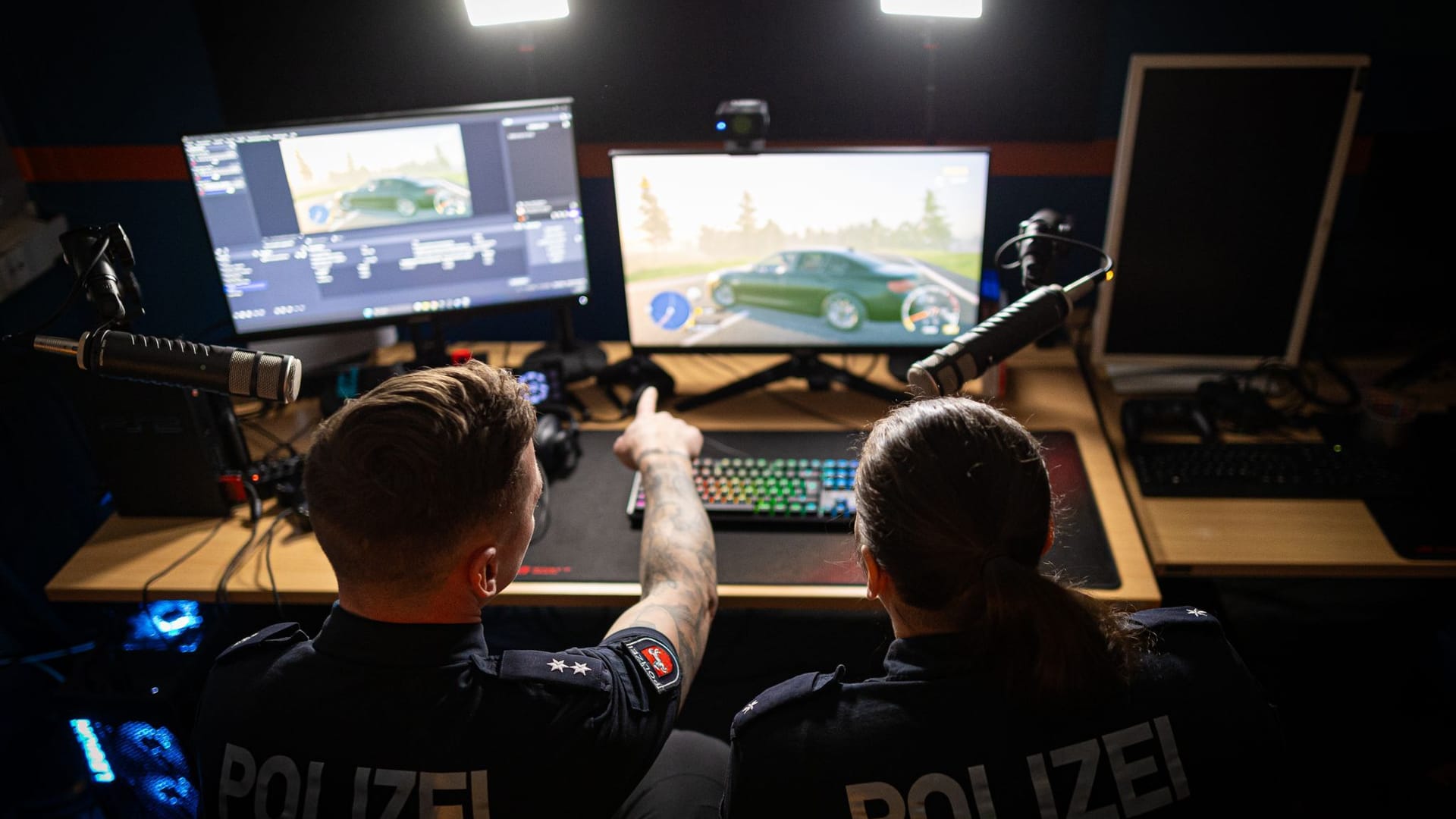 Polizeioberkommissar "Janni" (links) und Polizeikommissarin "Jo" spielen in einem Streamingraum ein Computerspiel: Den Twitch-Kanal hat die Polizei Hannover im Dezember letzten Jahres gestartet.