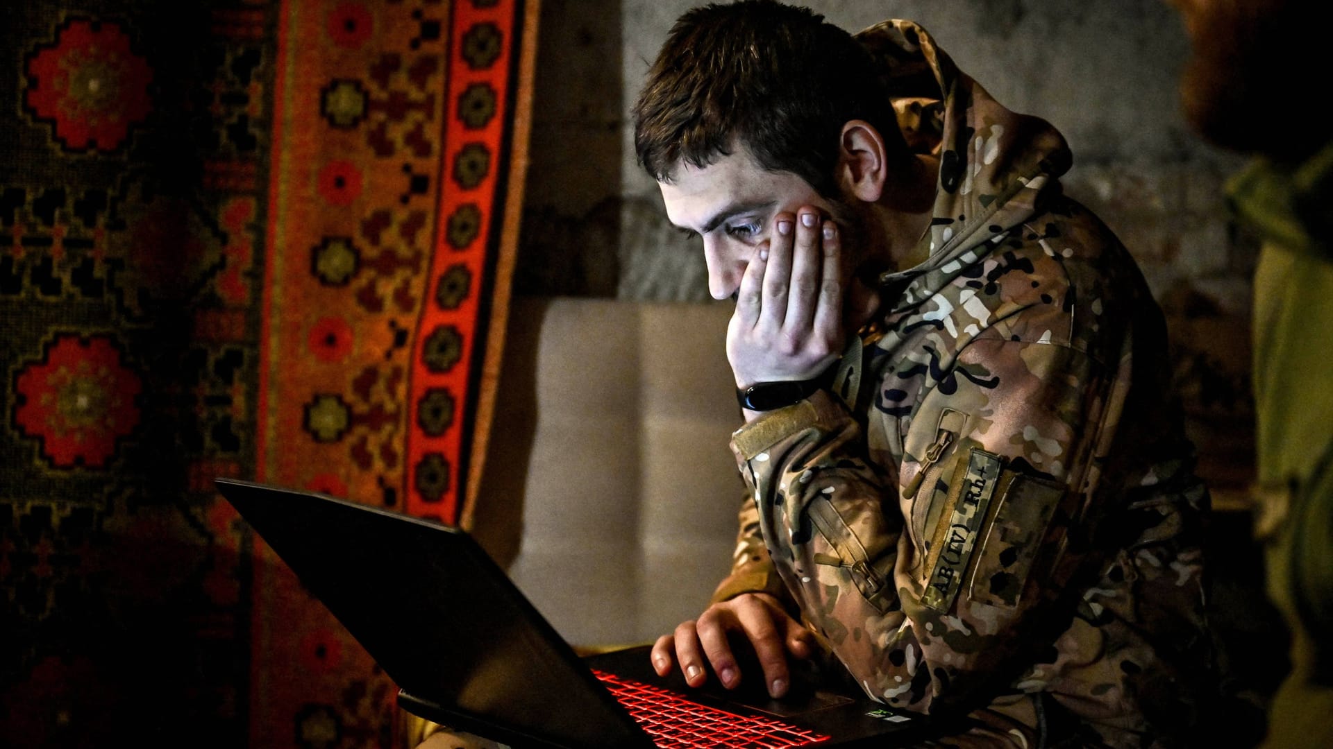 Ein ukrainischer Soldat an einem Laptop: Die USA verweigern Kiew nun wichtige Geheimdienstinformationen (Symbolbild)