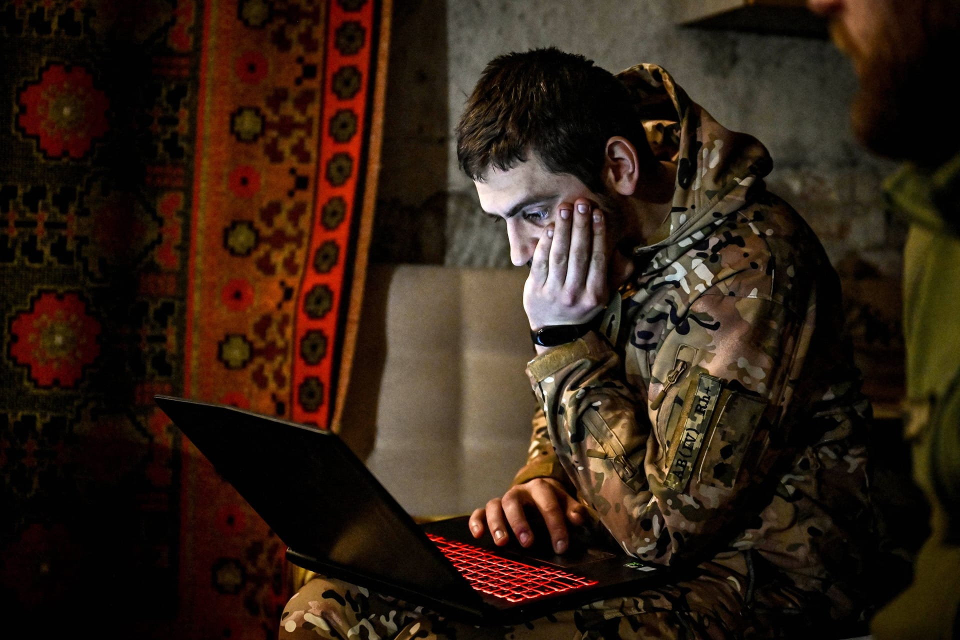 Ein ukrainischer Soldat an einem Laptop: Die USA verweigern Kiew nun wichtige Geheimdienstinformationen (Symbolbild)