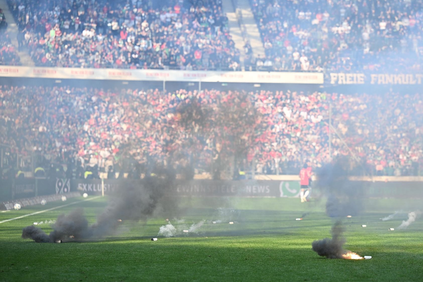 Spiel gestört: Pyrotechnik auf dem Rasen beim Niedersachsen-Derby.