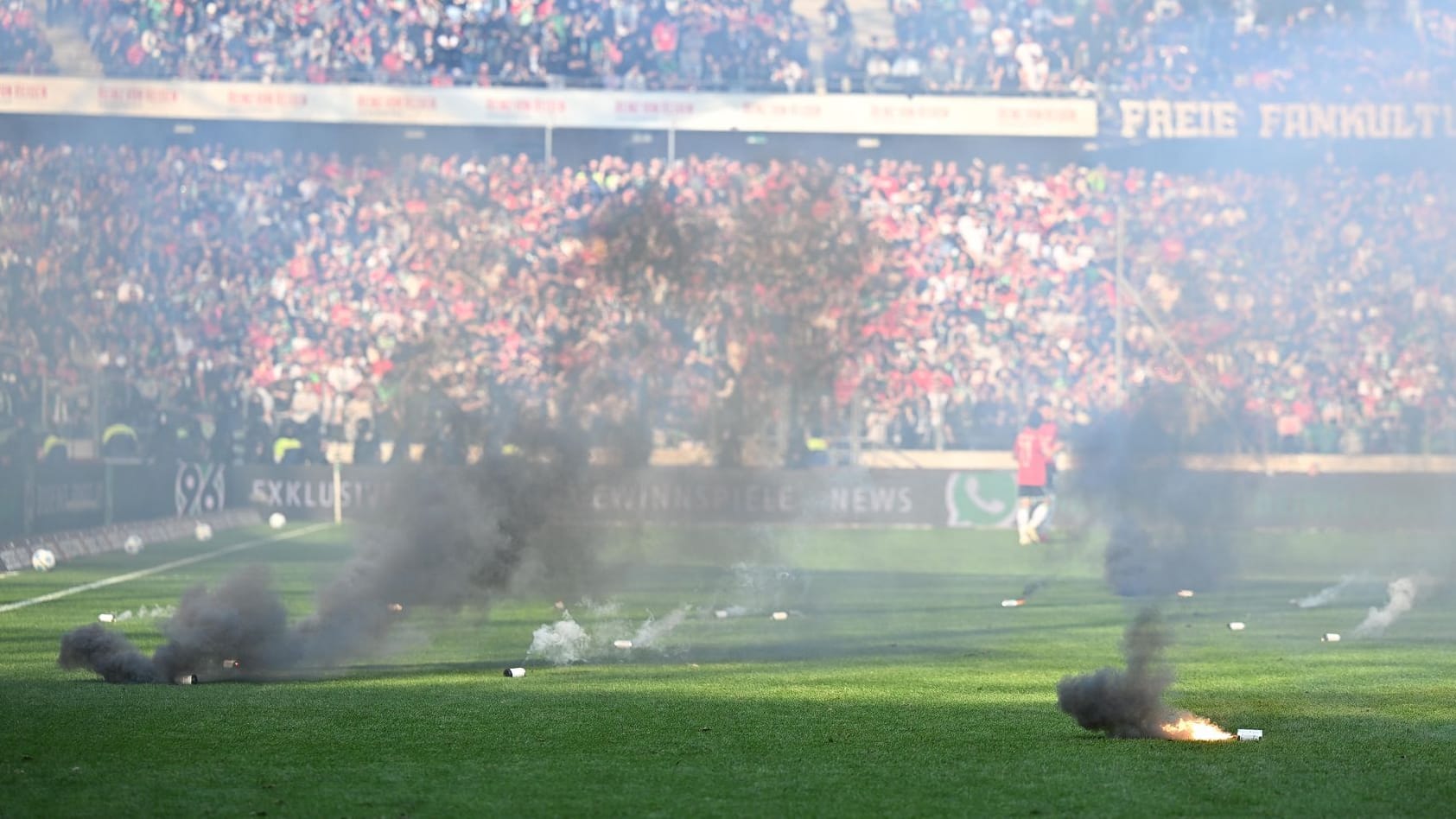 Spiel gestört: Pyrotechnik auf dem Rasen beim Niedersachsen-Derby.