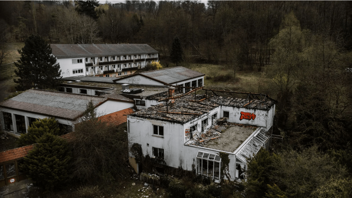 Verlassene Klinik: In einem früheren Sanatorium für Krebspatienten nahe Kassel traf sich der Kern der Verschwörer im Dezember 2021 zum ersten Mal.