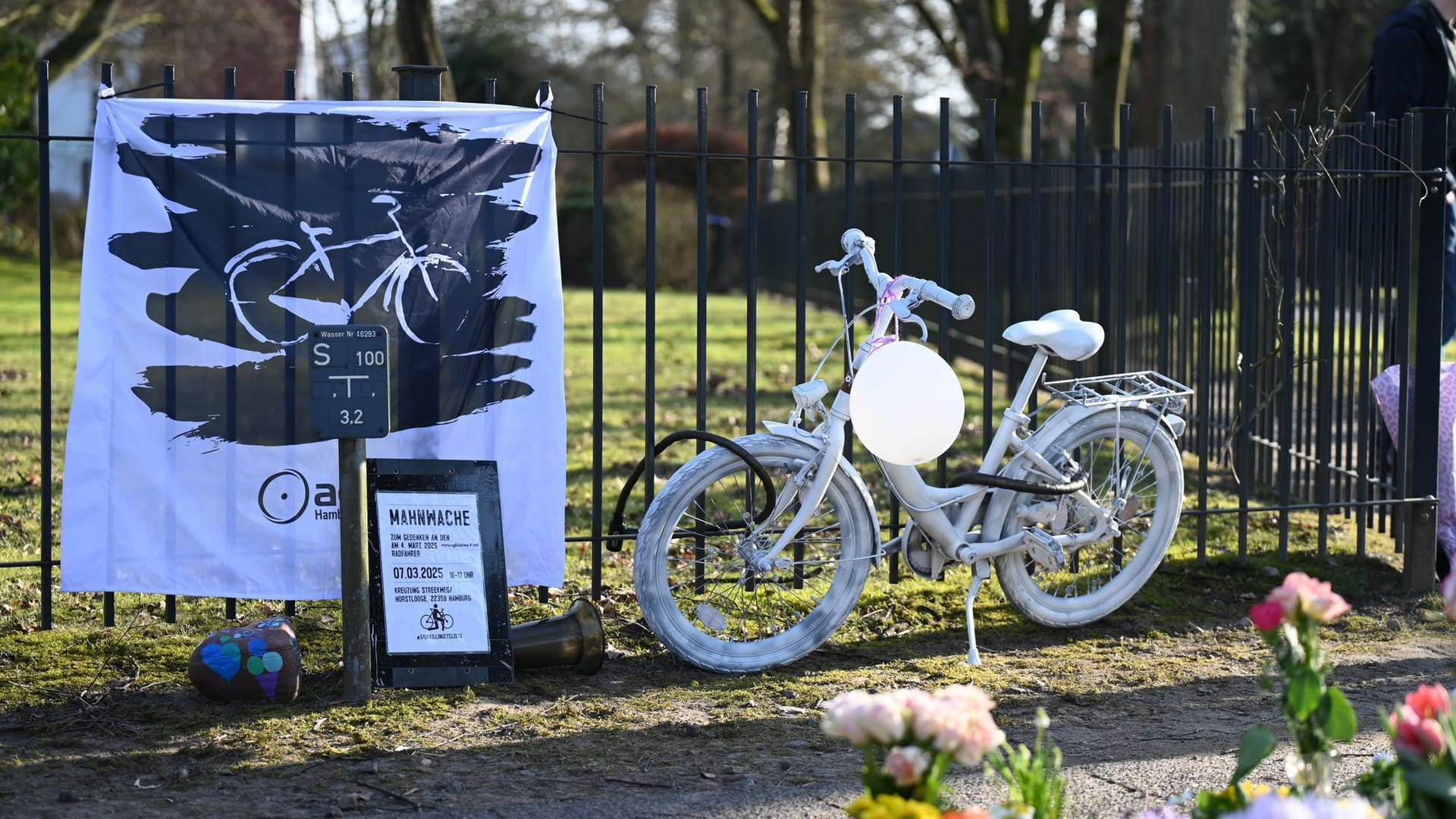 In Hamburg-Volksdorf steht ein weißes Fahrrad am Unfallort: Nach dem Unfalltod eines Siebenjährigen hielt der ADFC eine Mahnwache ab.