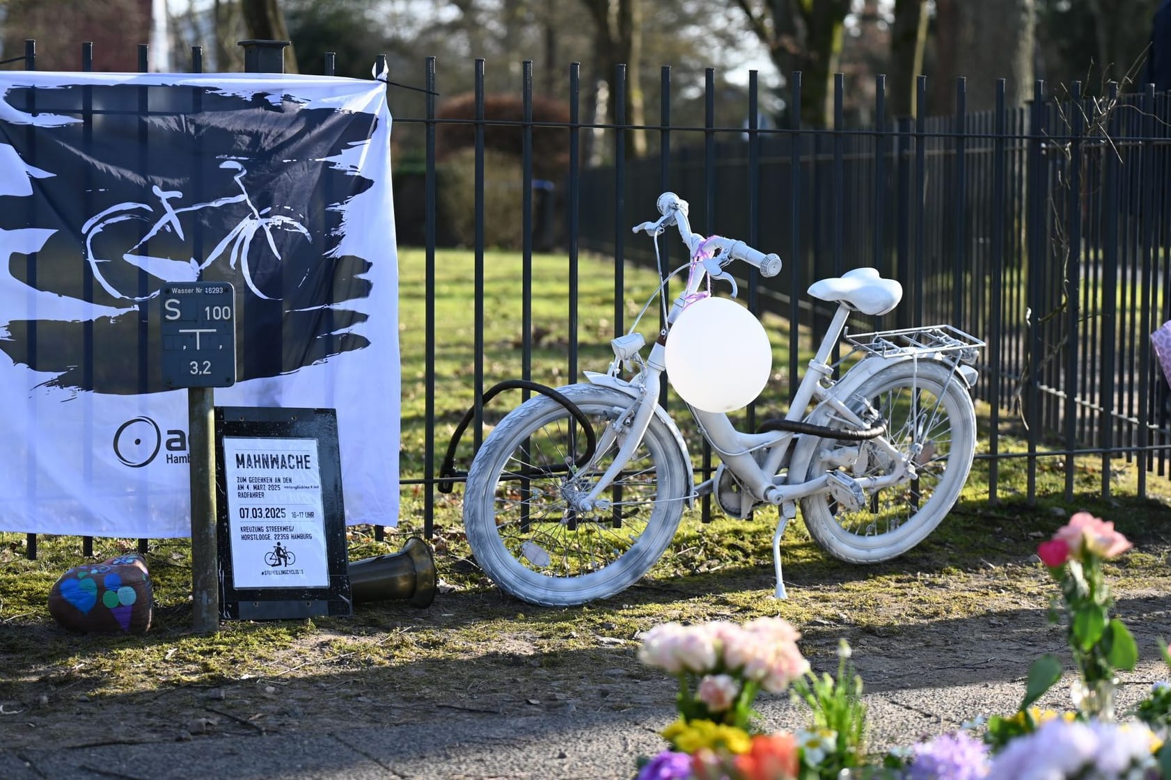 In Hamburg-Volksdorf steht ein weißes Fahrrad am Unfallort: Nach dem Unfalltod eines Siebenjährigen hielt der ADFC eine Mahnwache ab.