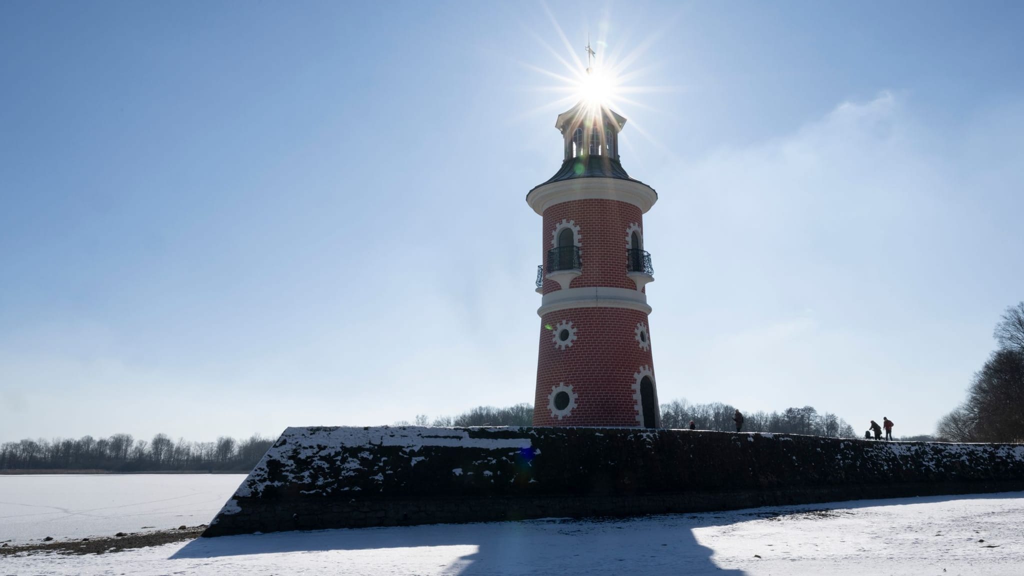 Binnenleuchtturm im Schnee: Kaltfront bringt Winter-Wetter zurück, doch Frühling naht mit Sonne.