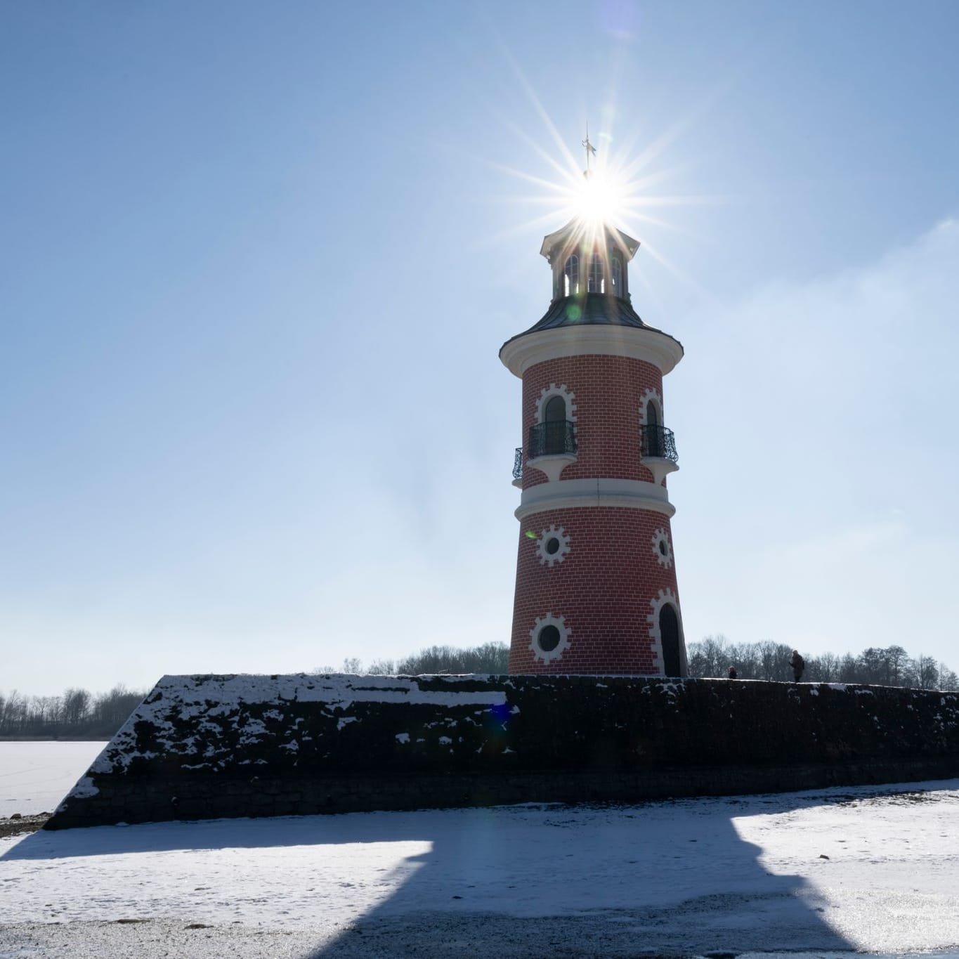 Binnenleuchtturm im Schnee: Kaltfront bringt Winter-Wetter zurück, doch Frühling naht mit Sonne.