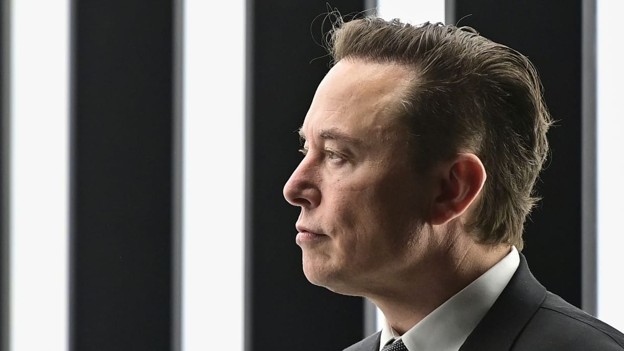 Tesla-Chef Elon Musk bei der Werkseröffnung in Grünheide (Archivbild): Gewerkschaftler protestierten in Brandenburg gegen einen Tesla-Manager.