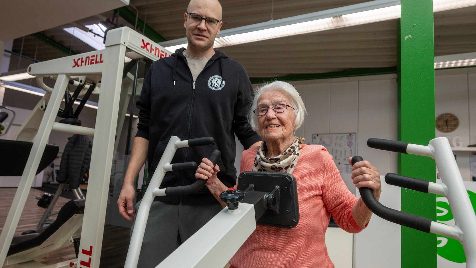 100-Jährige trainiert im Fitnessstudio