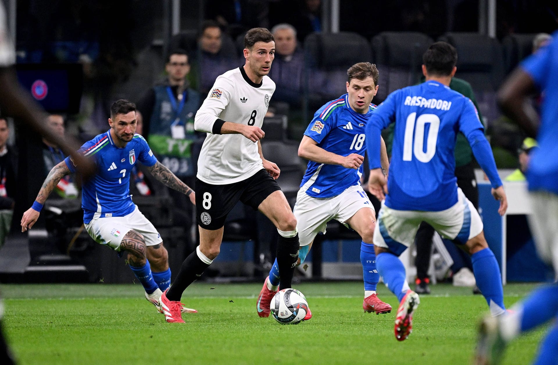 Leon Goretzka: Der Mann kann Comeback. Ein guter Auftritt des Münchners, der im Mittelfeld immer wieder als Verbindungsspieler zwischen Defensive und Offensive auftrat. Strahlte zudem viel Gefahr aus. Hatte in der 20. Minute den ersten deutschen Abschluss und köpfte in der 69. Minute fast das 2:1-Führungstor. Das machte er dann in der 76. Minute besser. Note 2