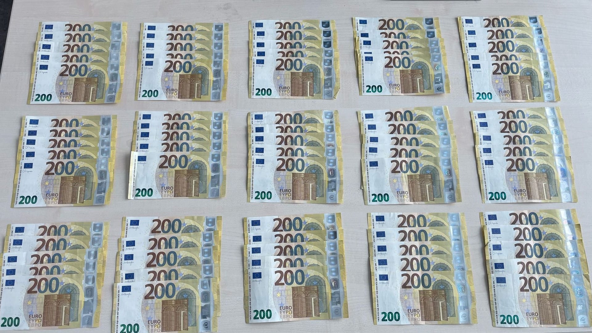 Das gefundene Bargeld: Wem die Tasche gehört, ist bislang unklar.