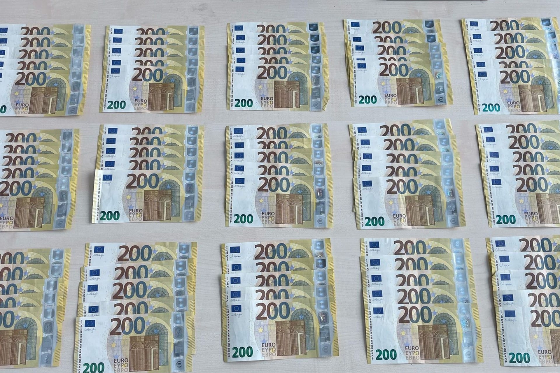 Das gefundene Bargeld: Wem die Tasche gehört, ist bislang unklar.