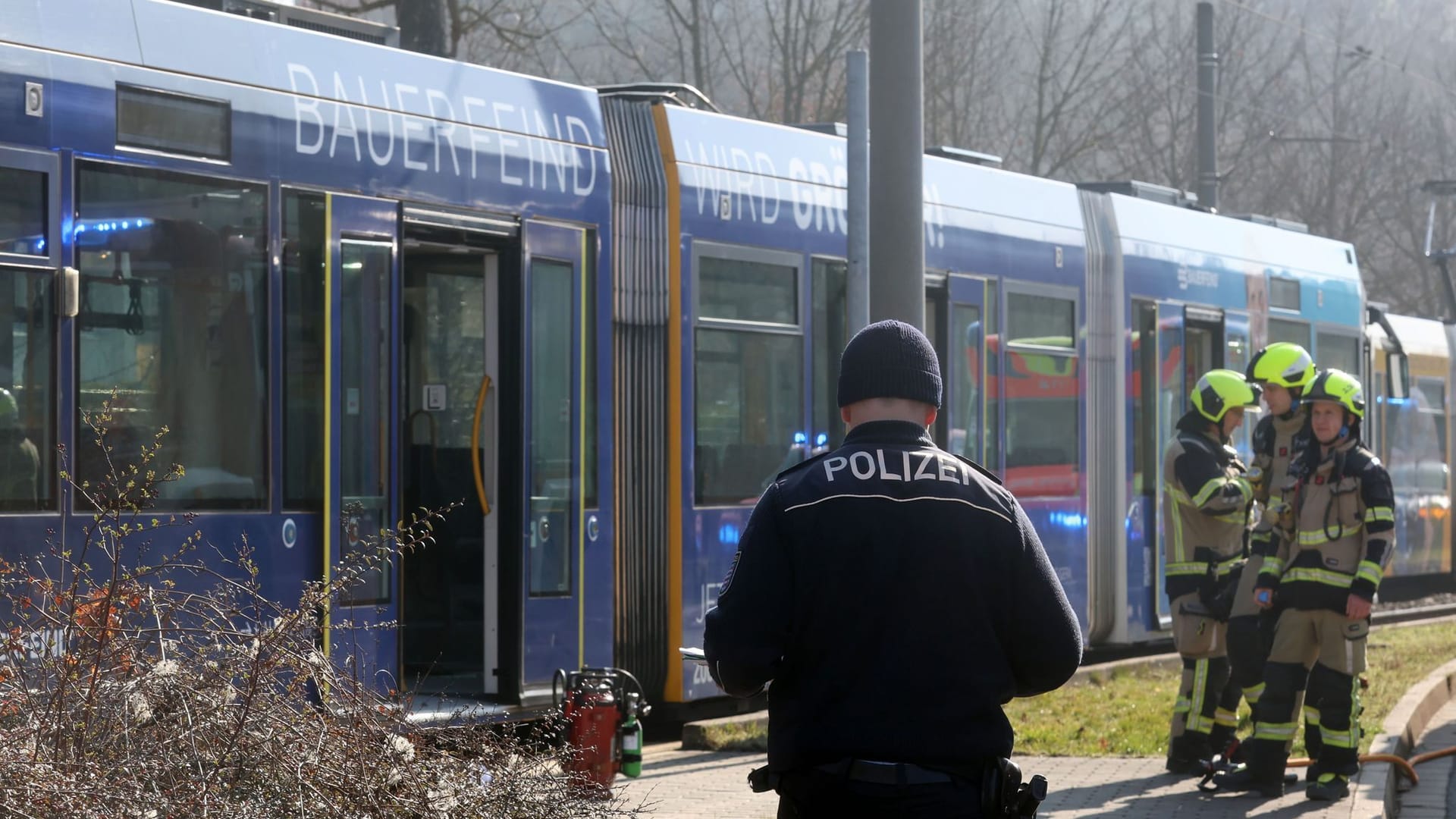 Gera: Einsatzkräfte von Polizei und Feuerwehr sind nach dem Brandanschlag in einer Straßenbahn im Einsatz.