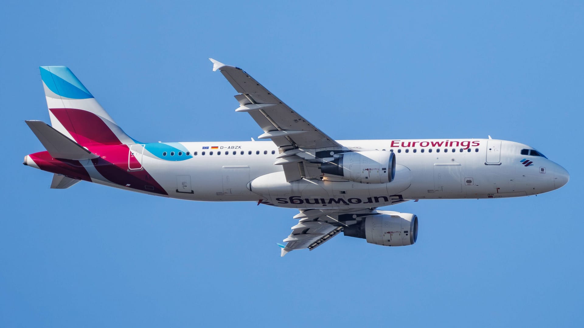 Ein Airbus A320 von Eurowings fliegt über Hamburg (Symbolbild): Der Flug sorgte für Todesangst bei mehreren Passagieren.