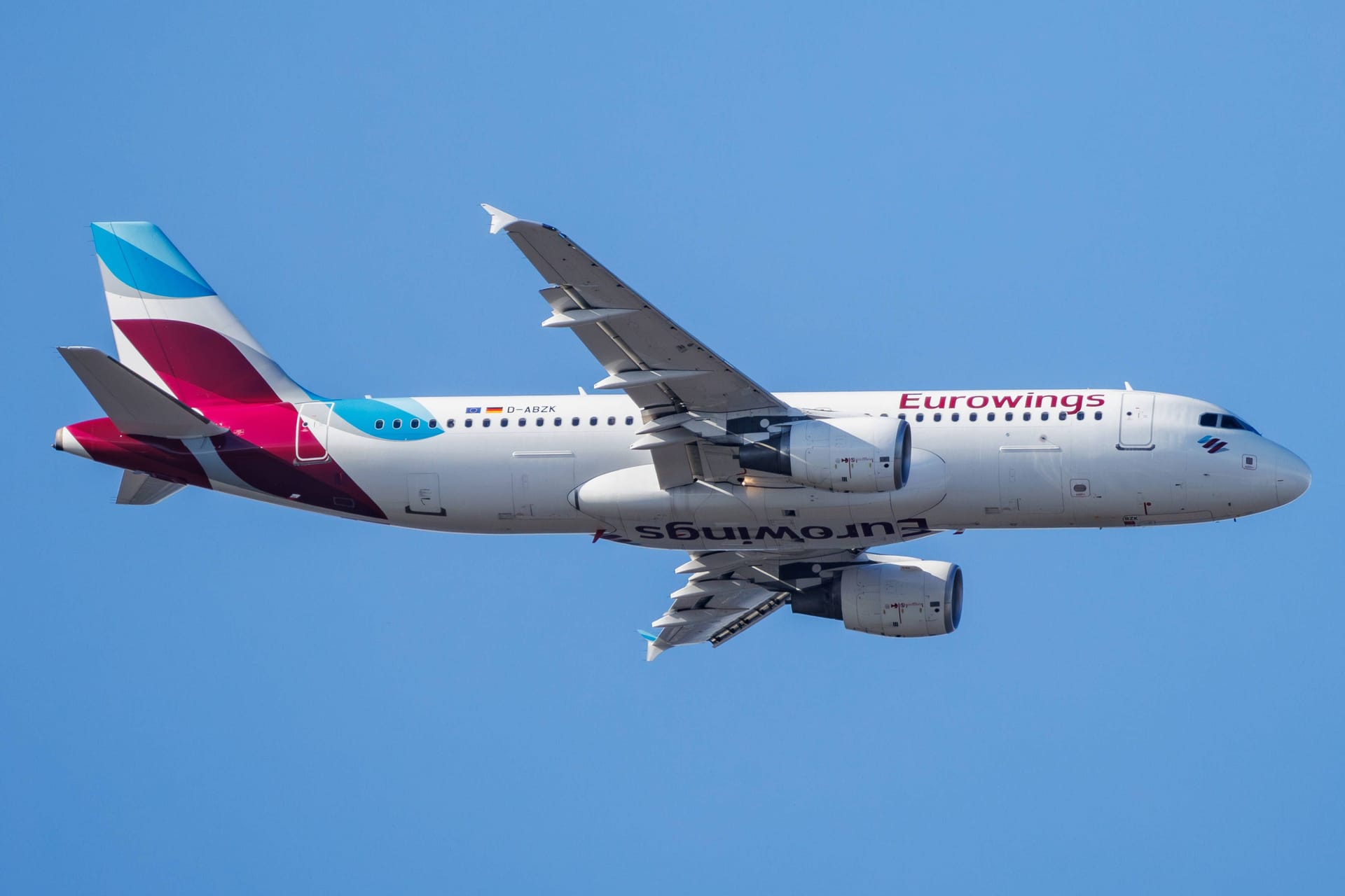 Ein Airbus A320 von Eurowings fliegt über Hamburg (Symbolbild): Der Flug sorgte für Todesangst bei mehreren Passagieren.