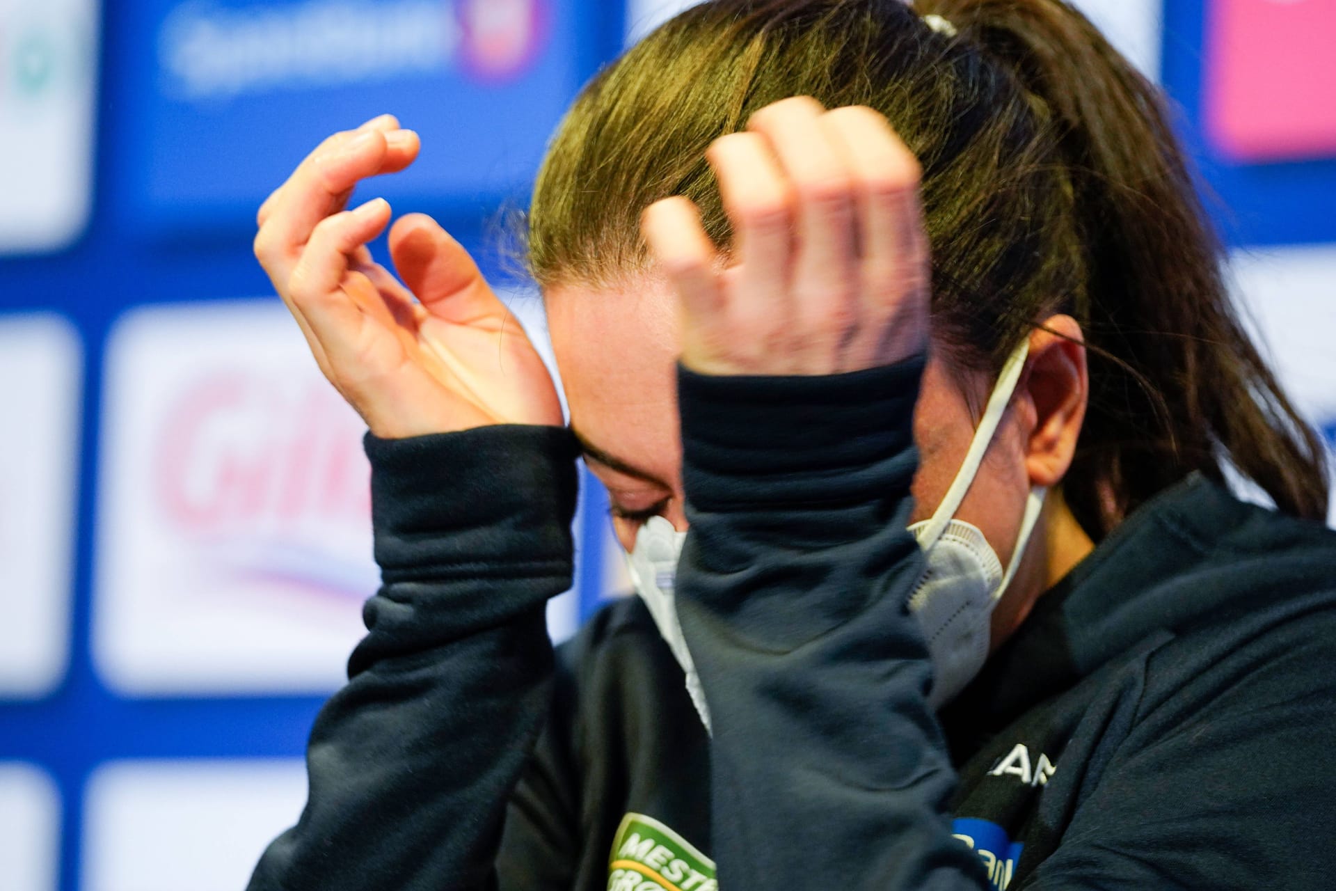 Heidi Weng in Tränen: Die Pressekonferenz war für die Norwegerin überraschend emotional.