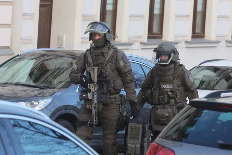 SEK-Beamte auf dem Weg zur Altstadt-Wohnung des Verdächtigen: Der Mann stellte sich am Montag.