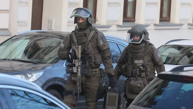 SEK-Beamte auf dem Weg zur Altstadt-Wohnung des Verdächtigen: Der Mann stellte sich am Montag.