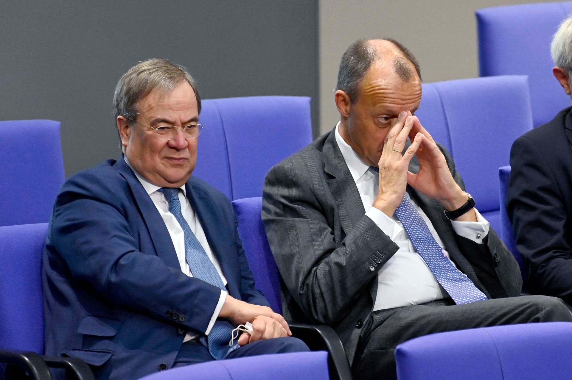 Armin Laschet und Friedrich Merz (r.) am Rande einer Bundestagssitzung (Archivbild).