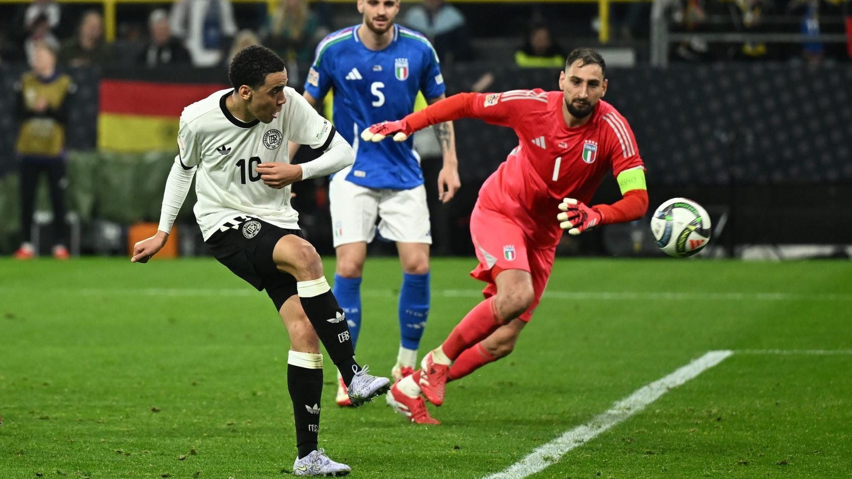 Zu soät: Italiens Torwart Donnarumma (r.) kann dem Schuss von Musiala nur noch hinterherschauen.