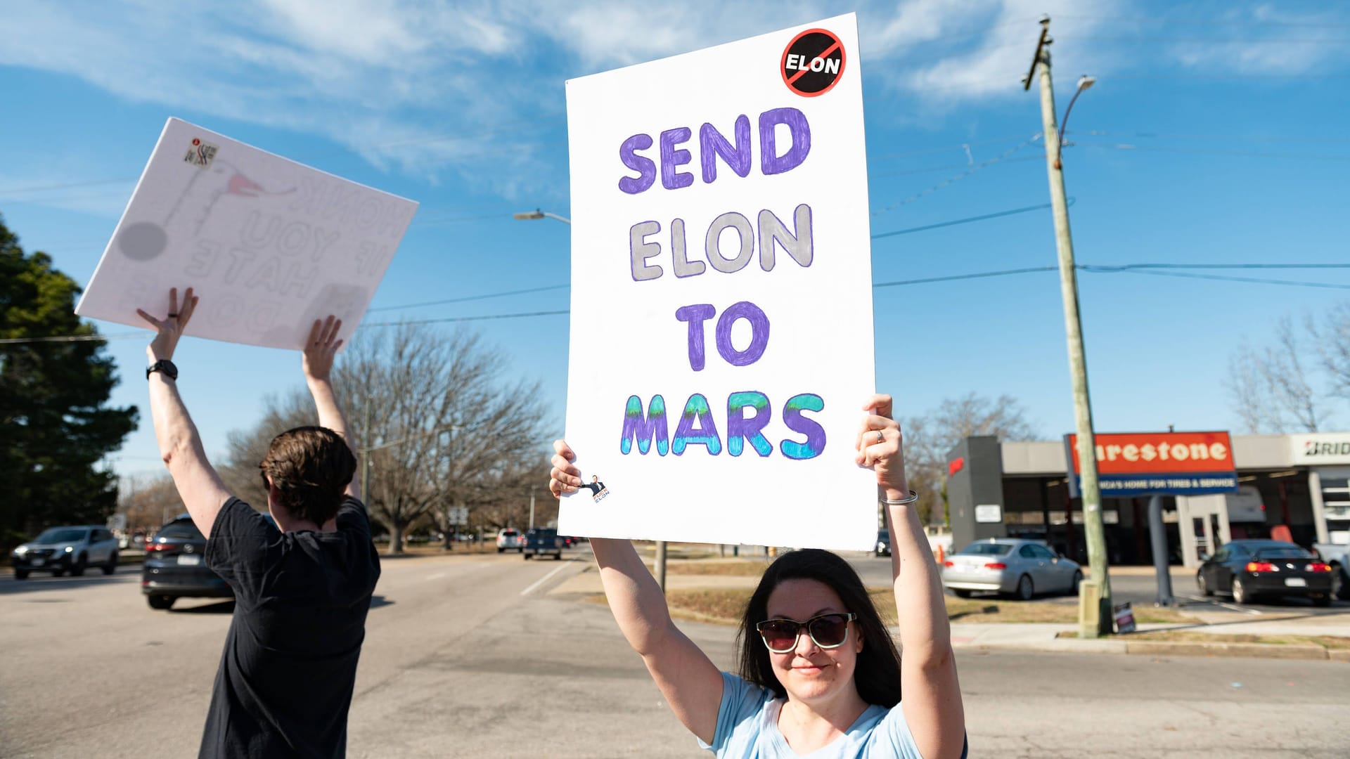 Protest gegen Elon Musk: Der Verkauf von Automobilen von Tesla bricht ein.