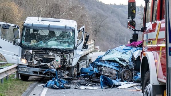 Blick auf die Unfallstelle auf der B9 in Rheinland-Pfalz: Das Ehepaar im Pkw kam ums Leben.