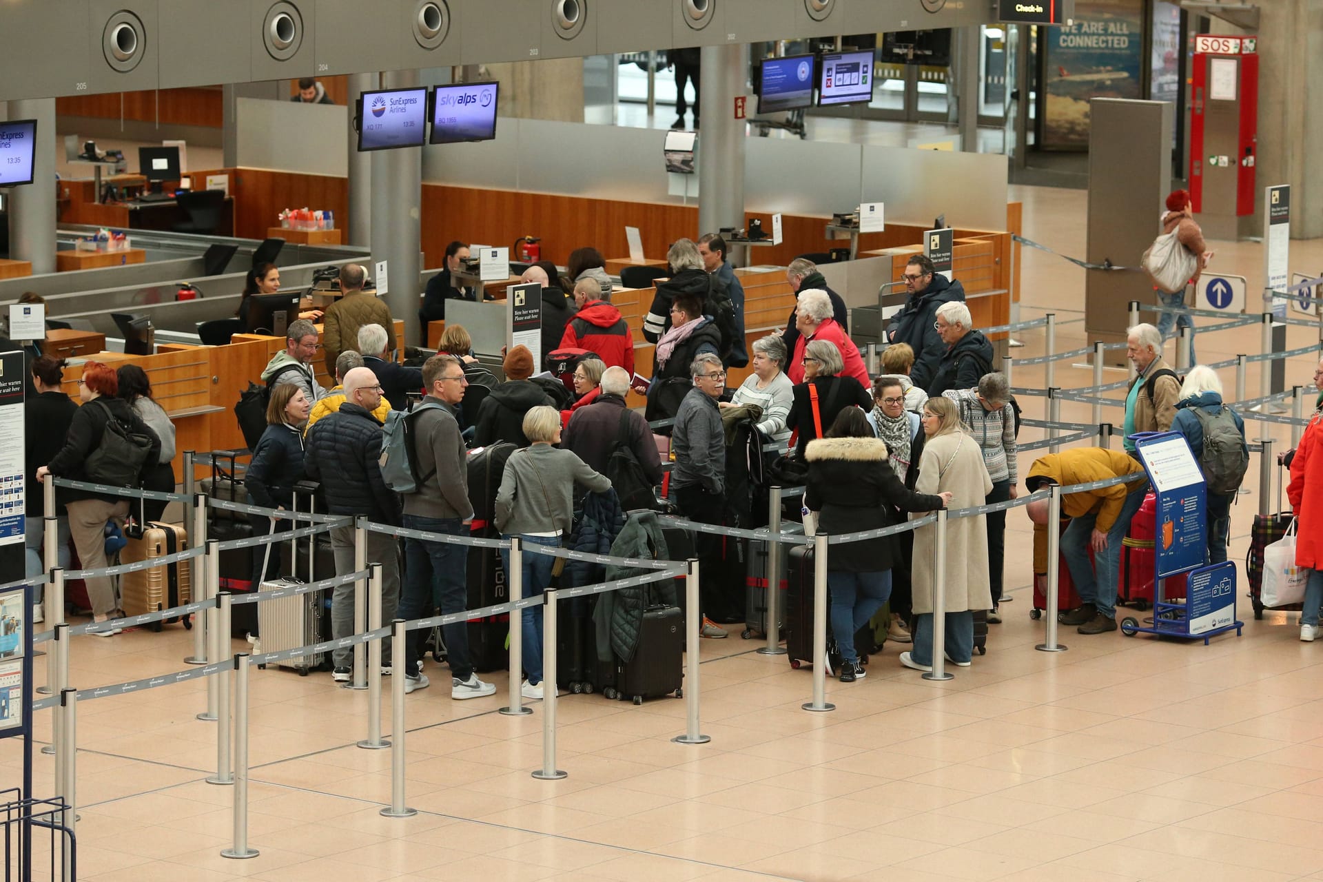 Lange Schlangen vor den Check-In-Schaltern am Flughafen Hamburg (Archivbild): Ohne Vorankündigung hat Verdi zum Arbeitskampf aufgerufen.