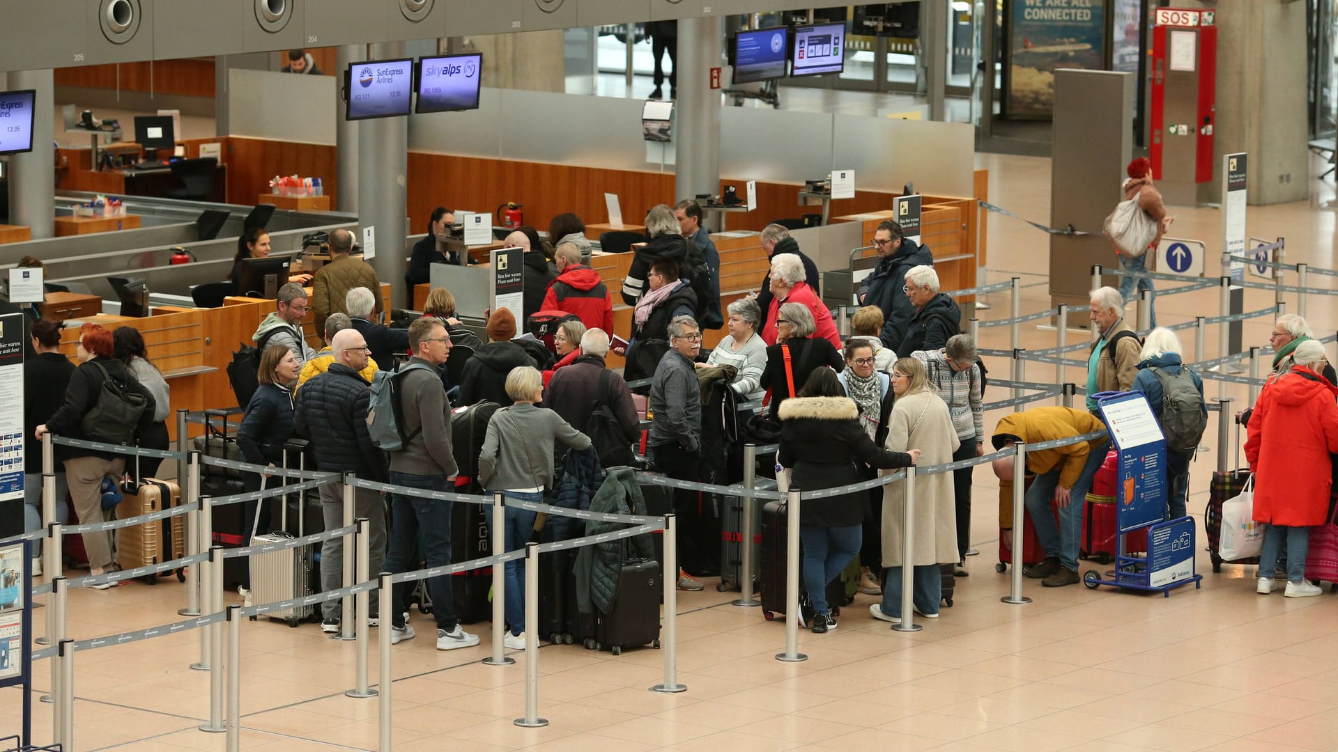 Lange Schlangen vor den Check-In-Schaltern am Flughafen Hamburg (Archivbild): Ohne Vorankündigung hat Verdi zum Arbeitskampf aufgerufen.