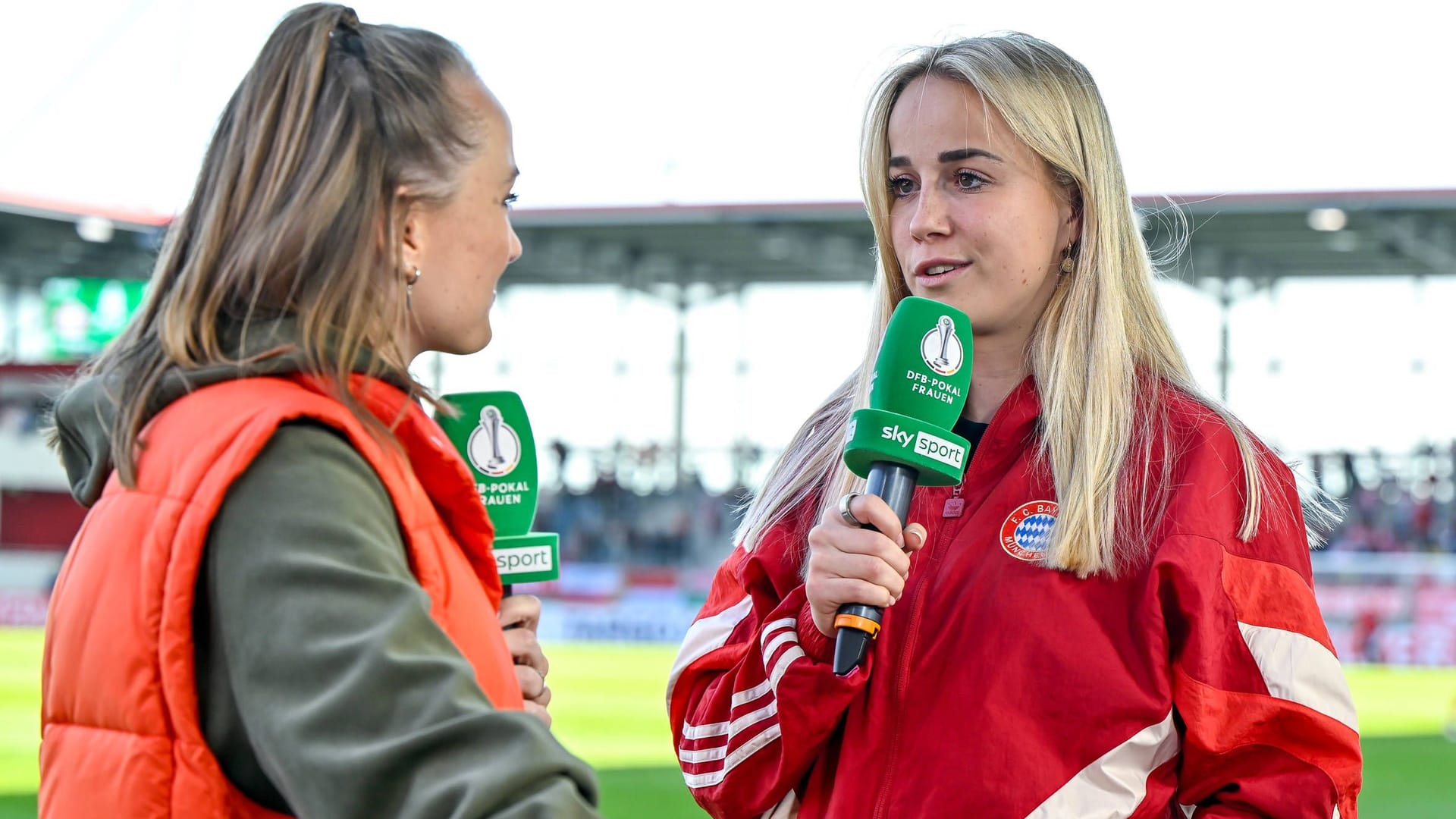 Klare Worte: Giulia Gwinn im Gespräch in der Halbzeitpause mit Sky-Moderatorin Nele Ocik.