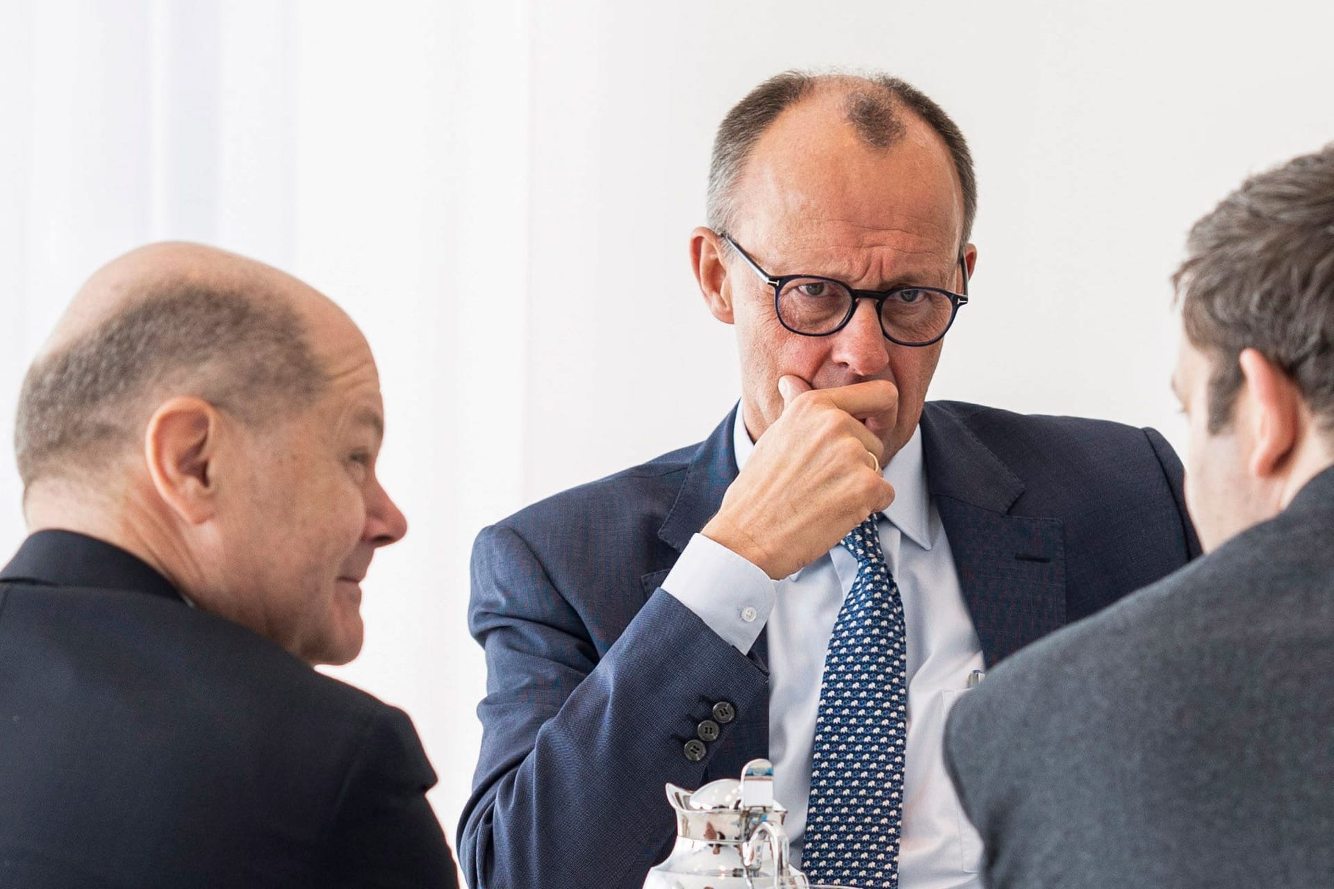 Olaf Scholz und Lars Klingbeil im Gespräch mit Friedrich Merz: Union und SPD haben sich auf ein milliardenschweres Finanzpaket geeinigt.