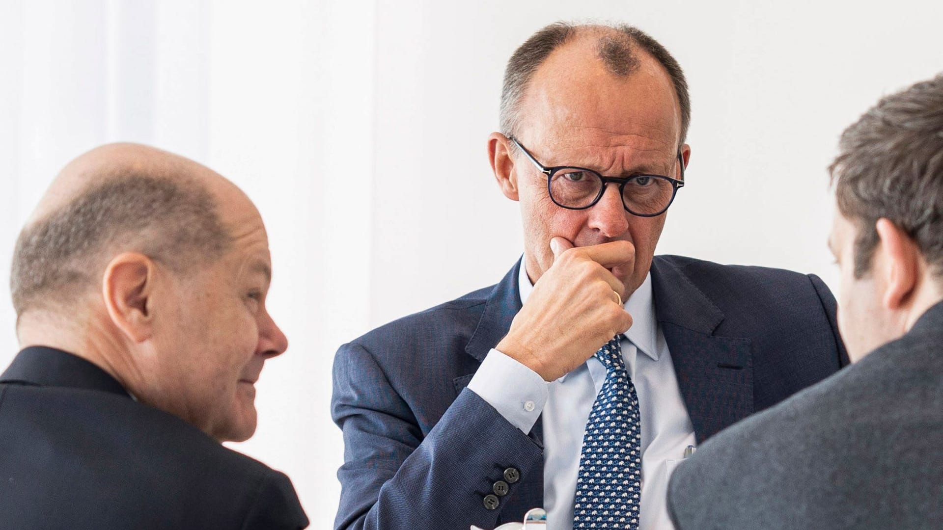 Olaf Scholz und Lars Klingbeil im Gespräch mit Friedrich Merz: Union und SPD haben sich auf ein milliardenschweres Finanzpaket geeinigt.