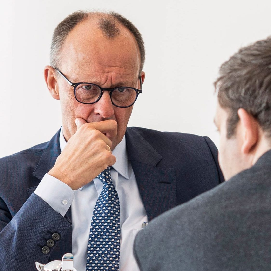 Olaf Scholz und Lars Klingbeil im Gespräch mit Friedrich Merz: Union und SPD haben sich auf ein milliardenschweres Finanzpaket geeinigt.