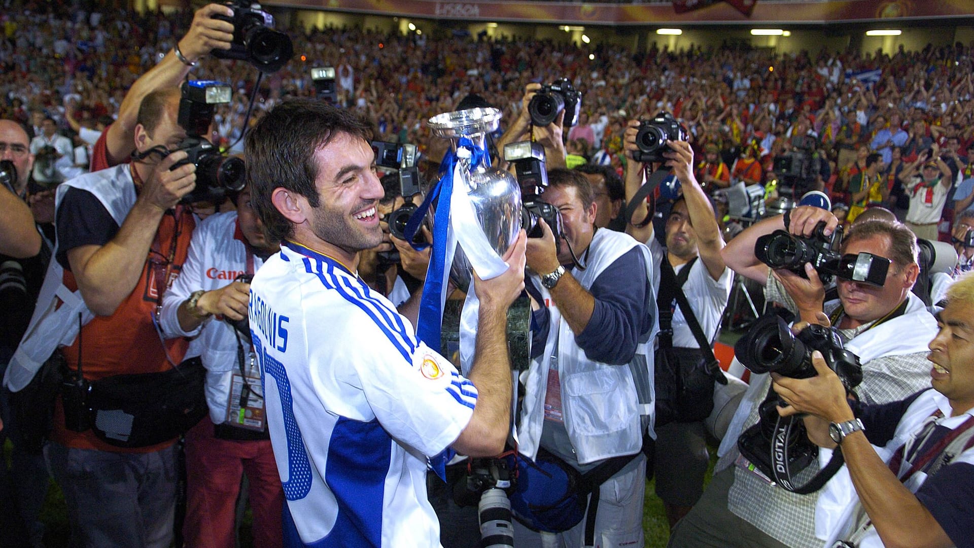 Georgios Karagounis feiert Griechenlands EM-Triumph 2004 (Archivbild): In München wird er für seinen Ex-Klub Inter Mailand auflaufen.