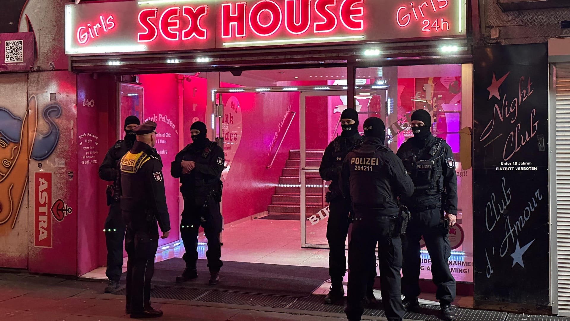 Vermummte Polizisten bewachen in Hamburg ein Bordell: Die Steuerfahndung führte im "Sex House" eine Razzia durch.