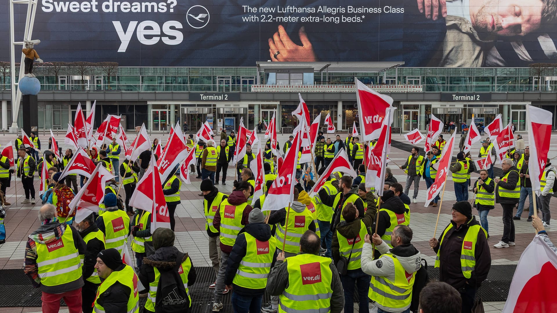 Warnstreik am Münchner Flughafen (Archivbild): Verdi rechnet am Montag sogar mit Flugstreichungen.