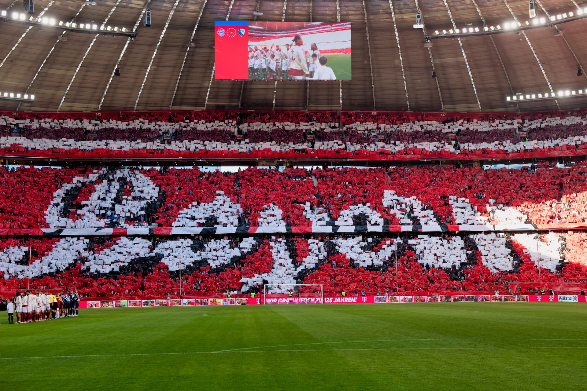 Choreografie der Bayern-Fans: Im Heimspiel gegen Bochum debütierte der Klub eine neue Stadionhymne.