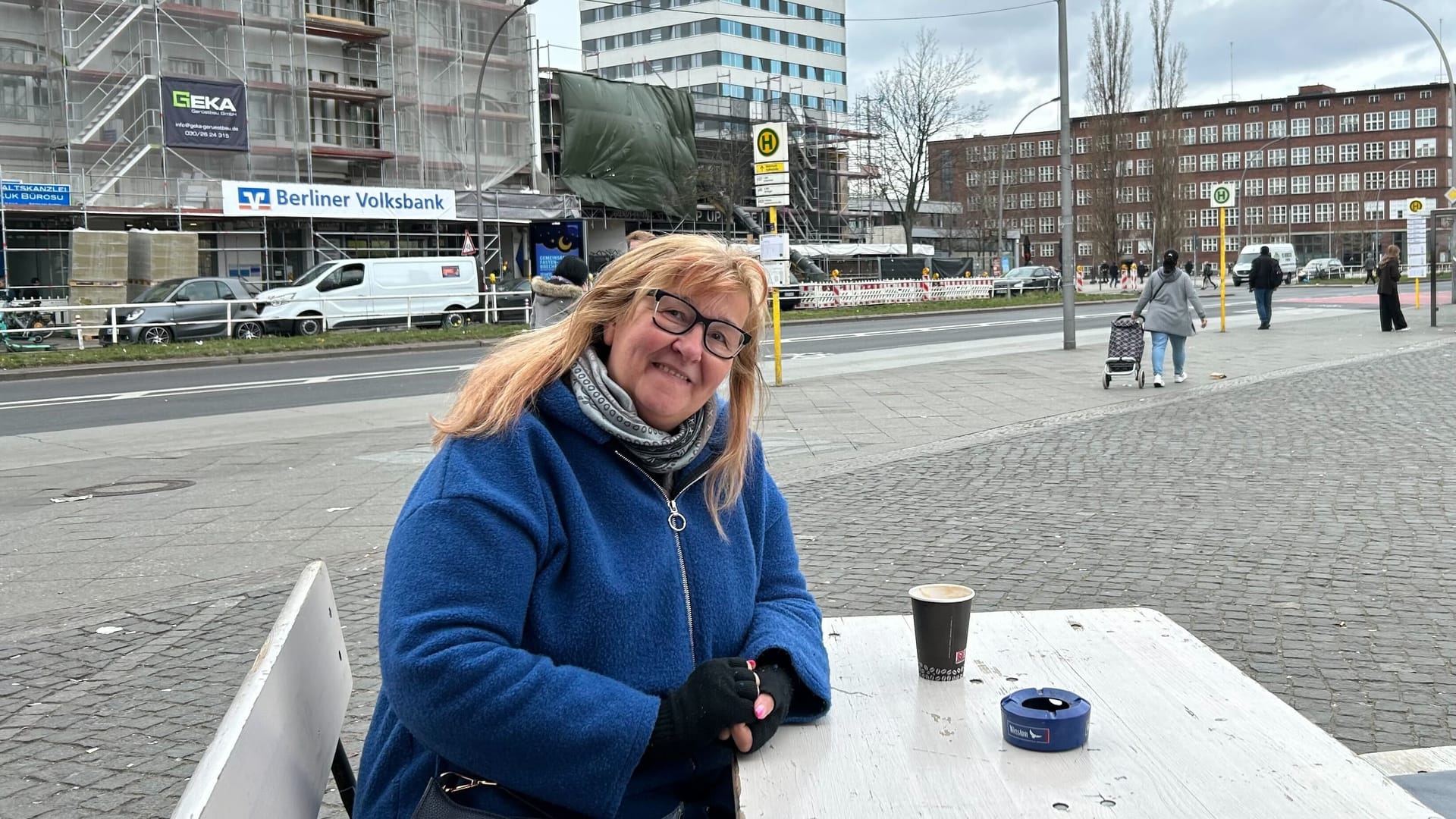 Rosi (63) steht seit 20 Jahren mit einem Marktstand am Leopoldplatz.