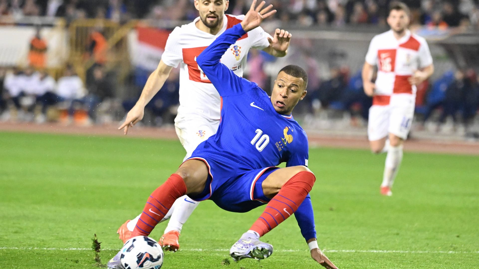 Ins Straucheln gekommen: Frankreichs Mbappé (vorn) im Spiel gegen Kroatien.