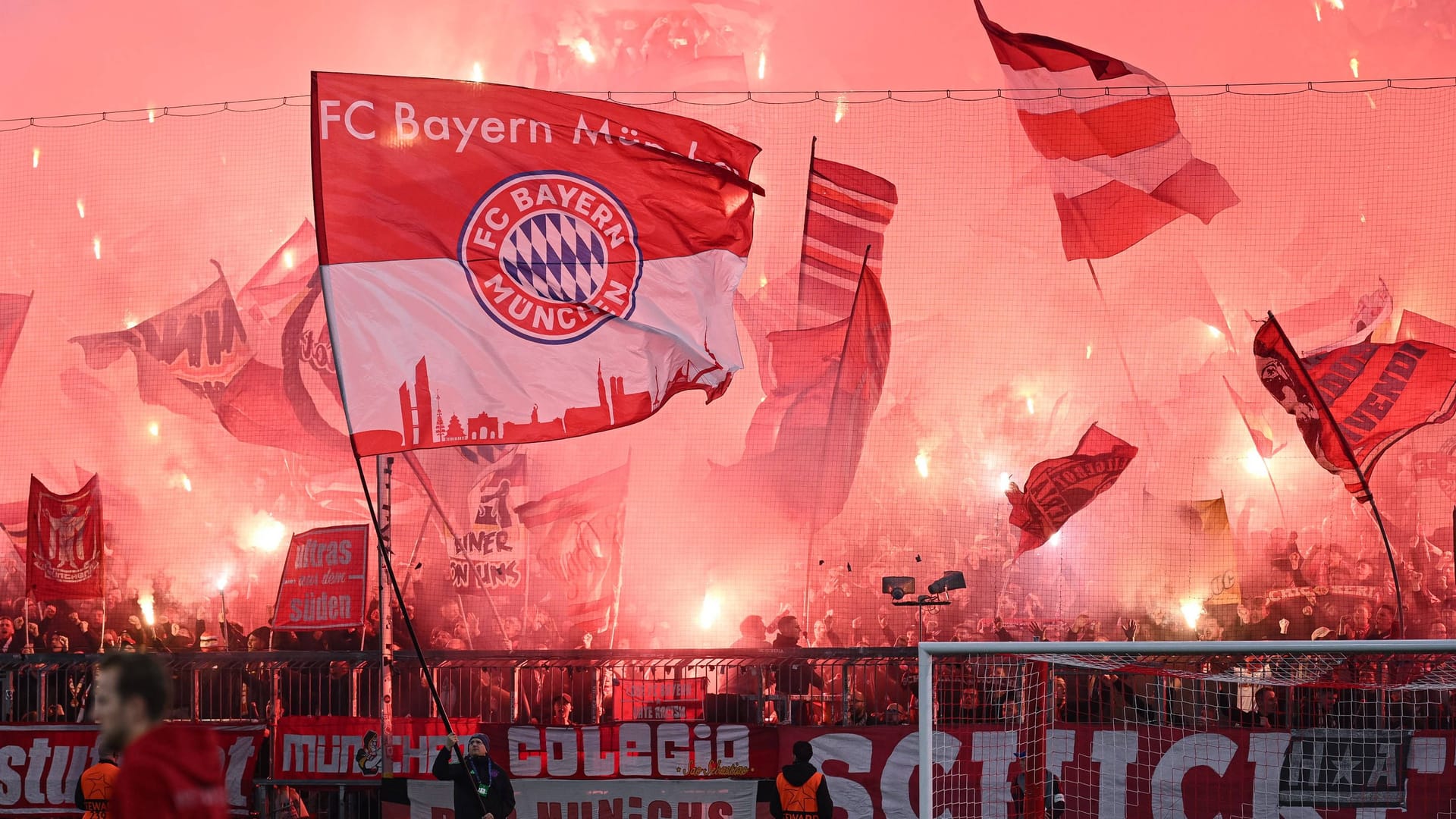 Die Bayern-Kurve leuchtet Rot: Im Heimspiel gegen Leverkusen zündeten die Bayern-Fans große Mengen Pyrotechnik.