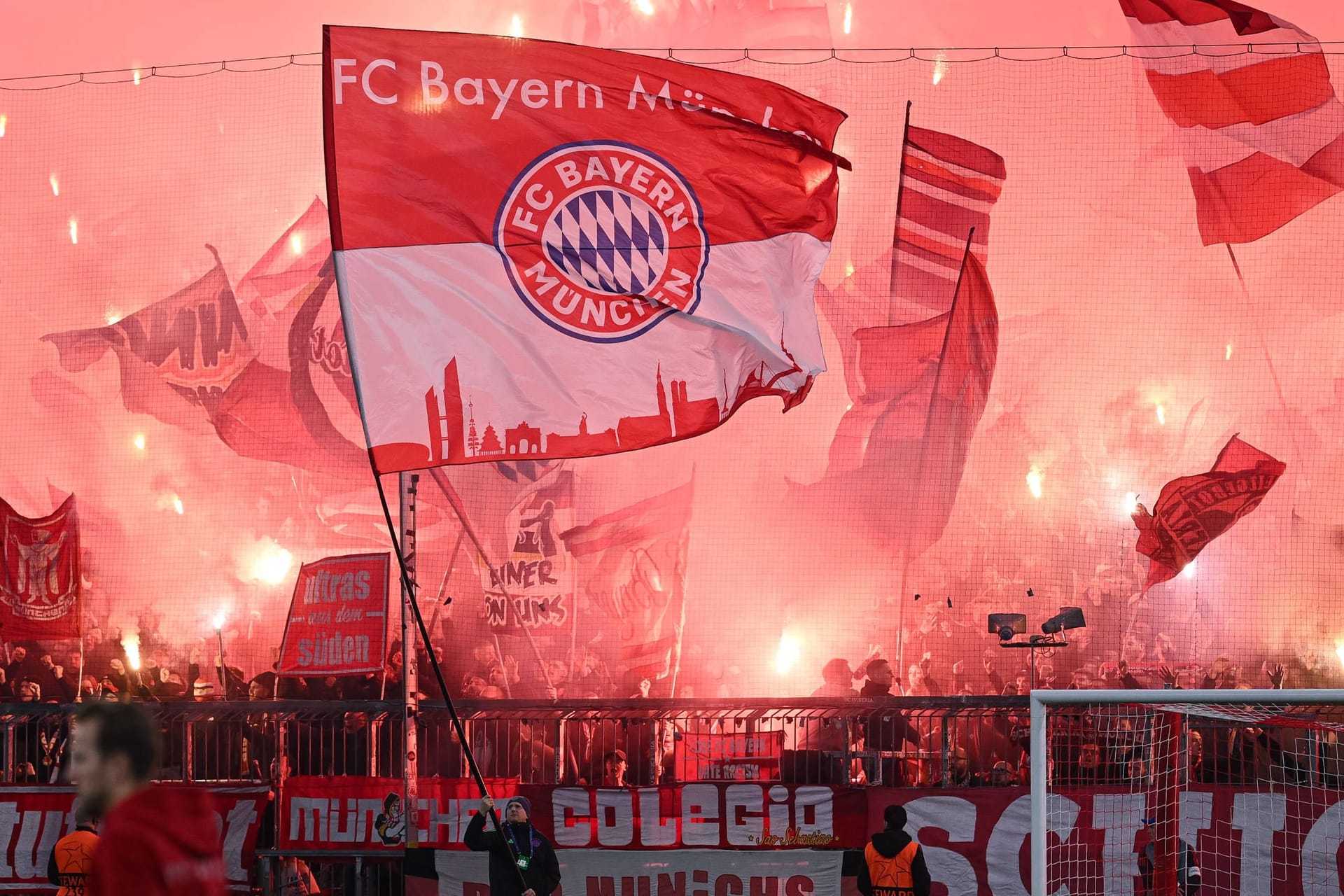 Die Bayern-Kurve leuchtet Rot: Im Heimspiel gegen Leverkusen zündeten die Bayern-Fans große Mengen Pyrotechnik.