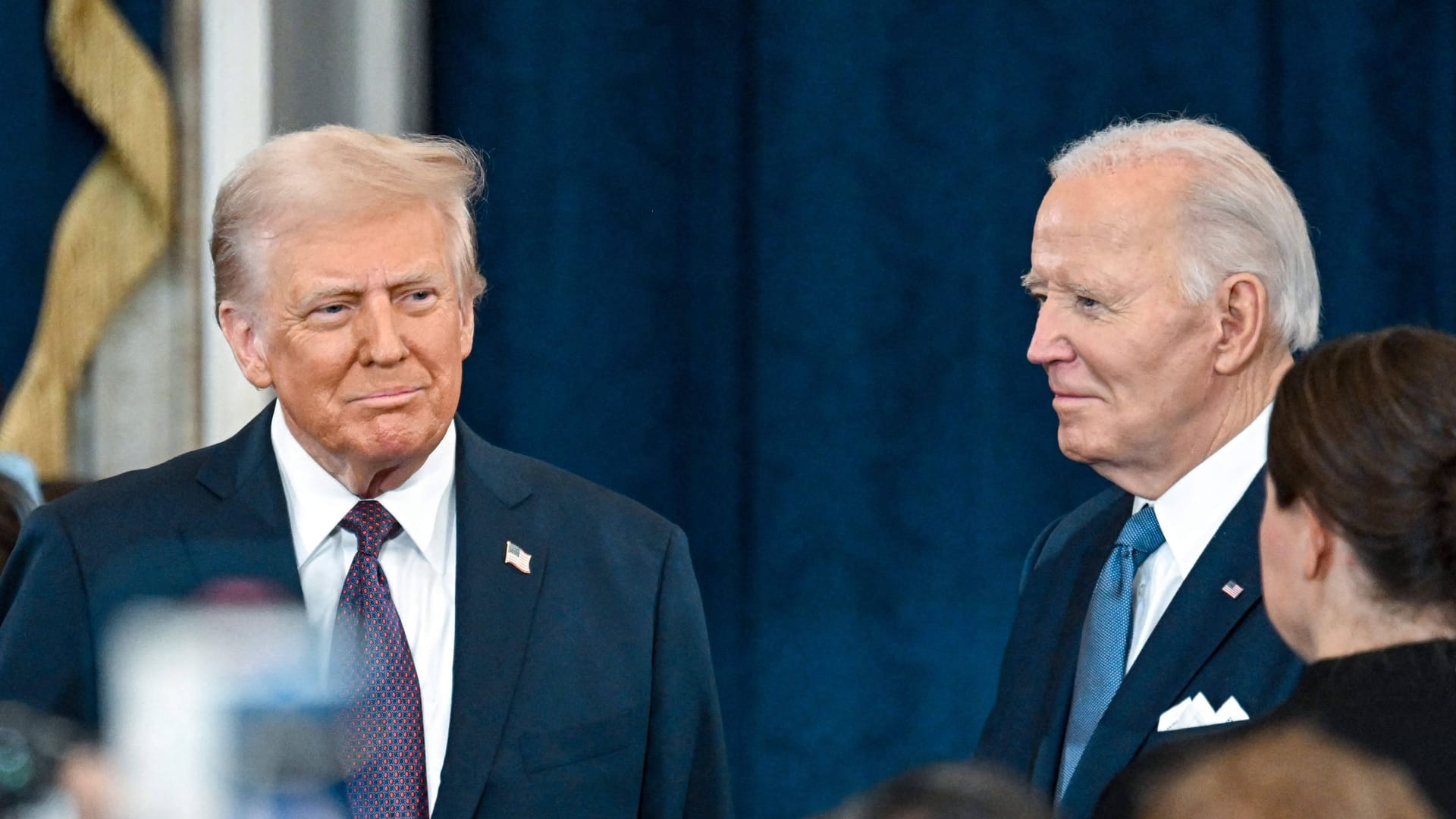 Joe Biden (r) mit Donald Trump: Der US-Präsident legt für seine Behauptungen keine Beweise vor.