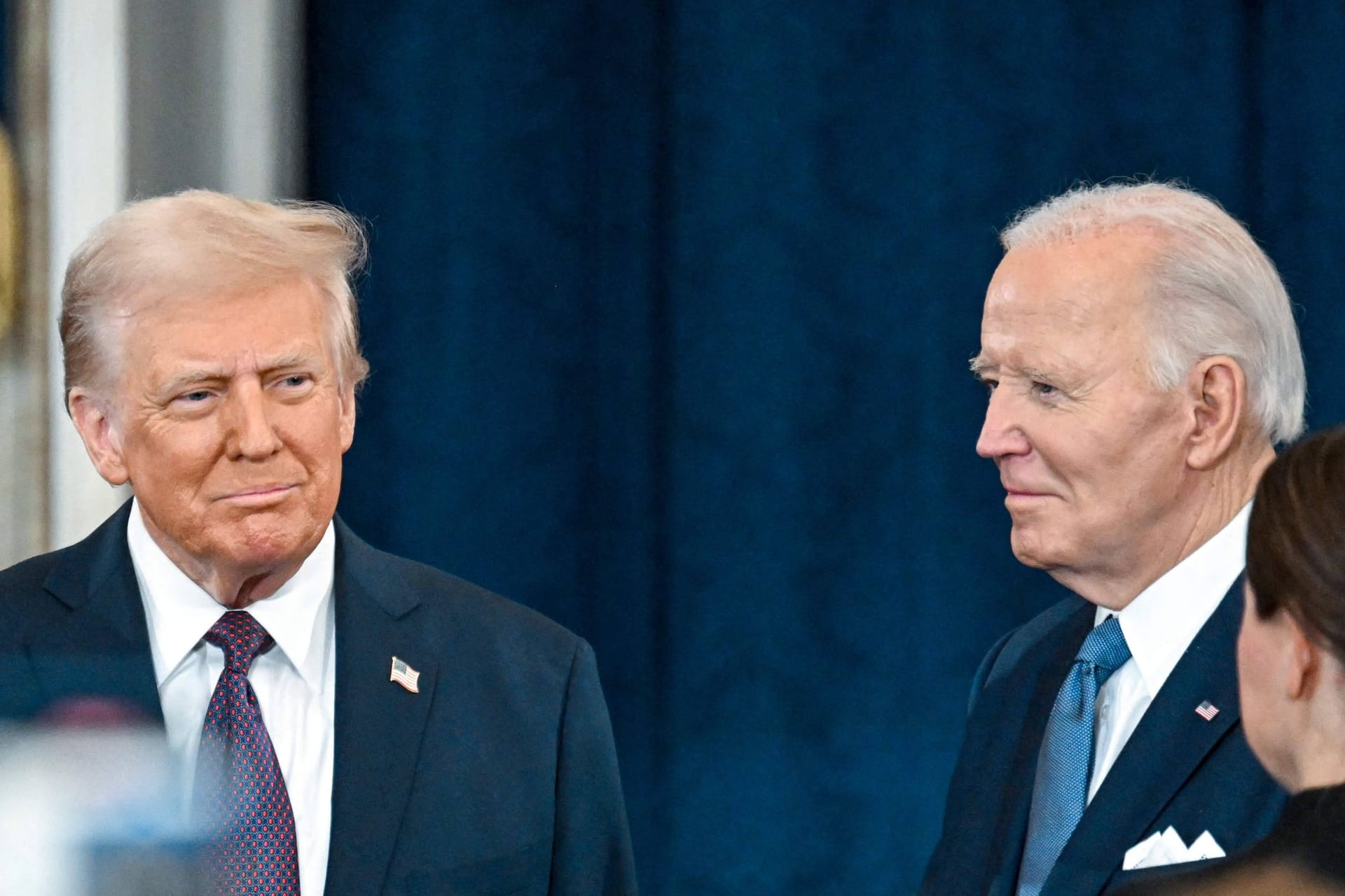 Joe Biden (r) mit Donald Trump: Der US-Präsident legt für seine Behauptungen keine Beweise vor.