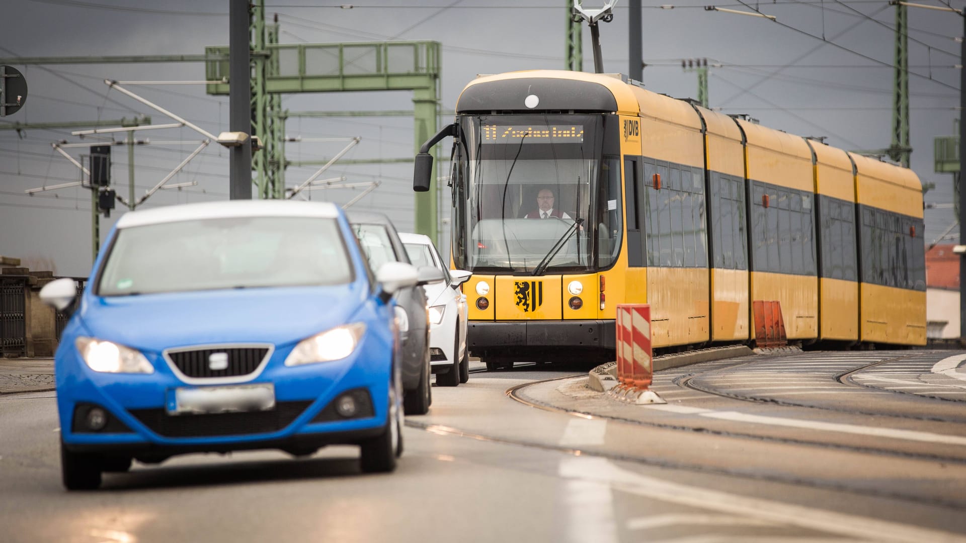 Straßenbahn und Autos auf der Marienbrücke (Symbolbild): Seit dem Wegfall der Carolabrücke hat sich der Verkehr auf diese Brücke verlagert – vor allem aber auf die Albertbrücke.