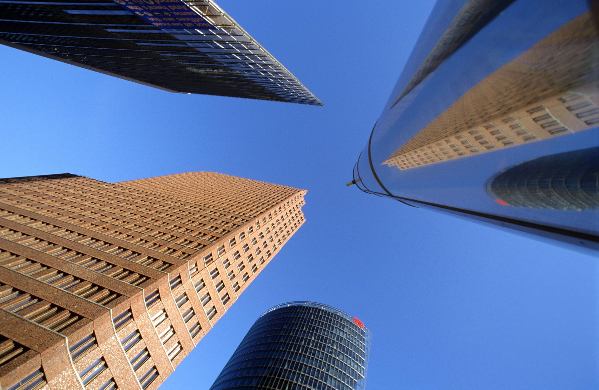 Das Kollhoff-Hochhaus (unten links) ist das höchste Gebäude am Potsdamer Platz. Benannt nach dem Architekten Hans Kollhoff beherbergt es vor allem Büros. In den obersten beiden Stockwerken gibt es eine für Besucher zugängliche Aussichtsplattform. Gesamthöhe: 103 Meter