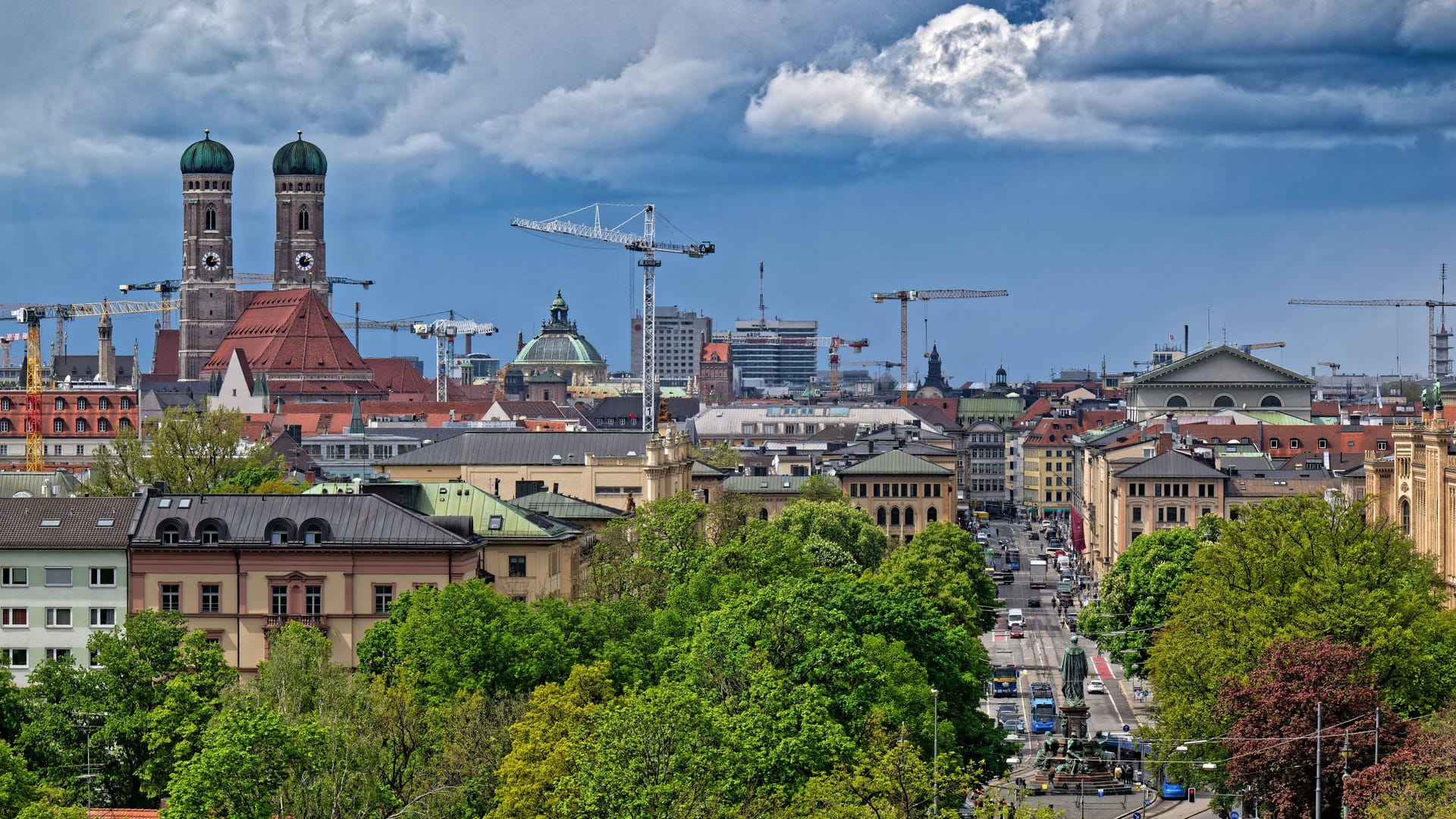 Dunkle Wolken über der Münchner Innenstadt (Archivbild): Mit dem frühlingshaften Wetter der Vorwoche ist es erst einmal vorbei.