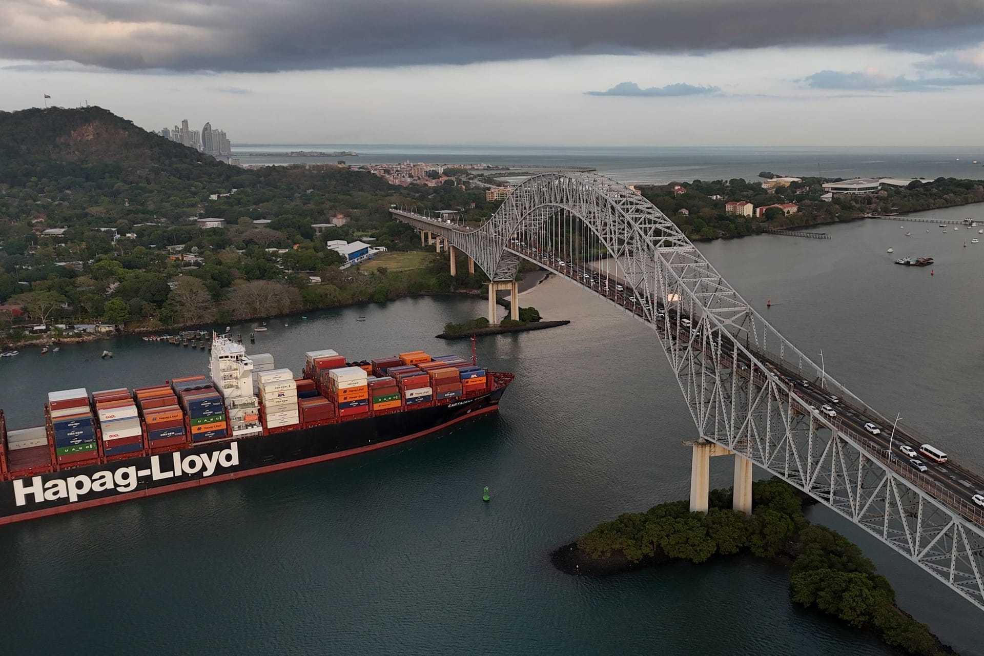 Frachtschiff am Panamakanal: Ein landesweiter Blackout legte Panama in der Nacht zum Sonntag lahm.