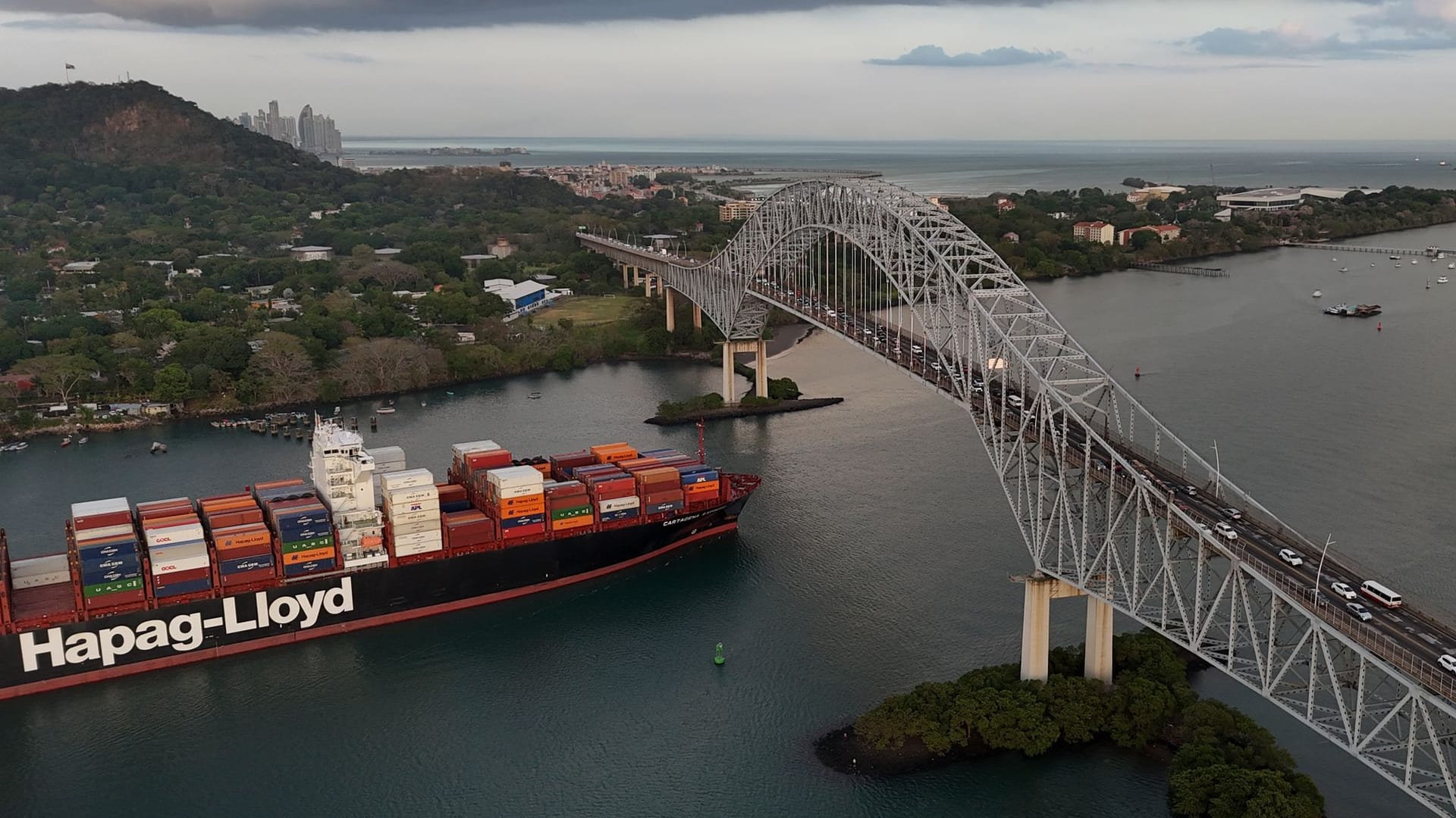 Frachtschiff am Panamakanal: Ein landesweiter Blackout legte Panama in der Nacht zum Sonntag lahm.