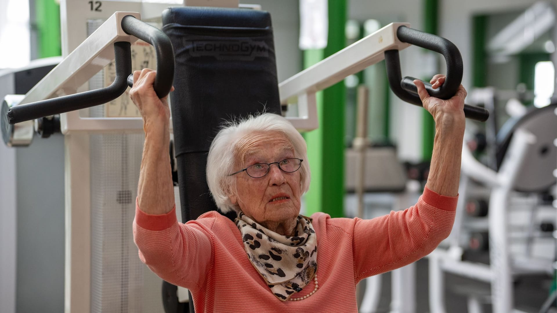 100-Jährige trainiert im Fitnessstudio